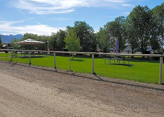 Wolf Den Log And Rv Park 2*